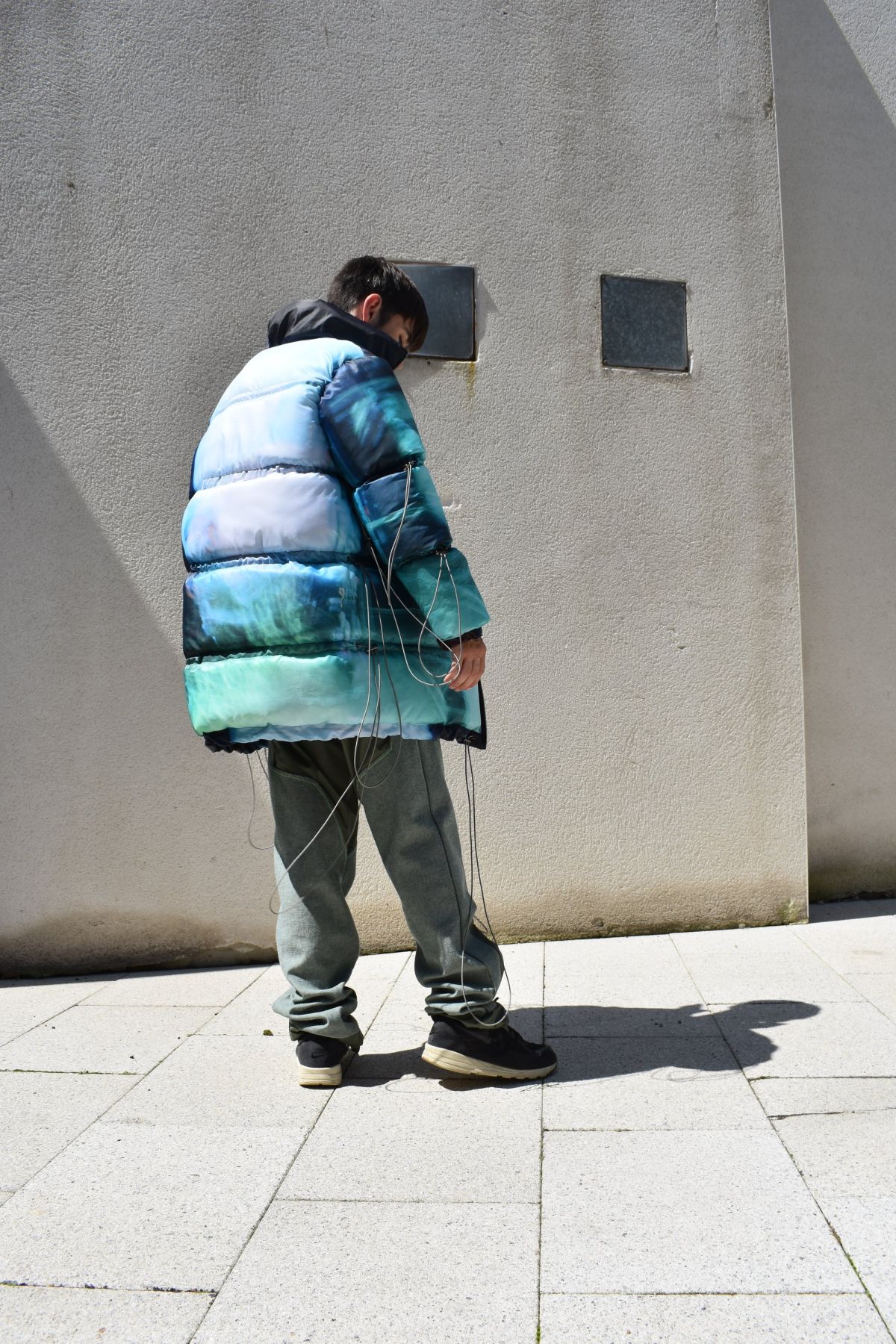 7 digitally printed ripstop puffa coat with elastic pull details.