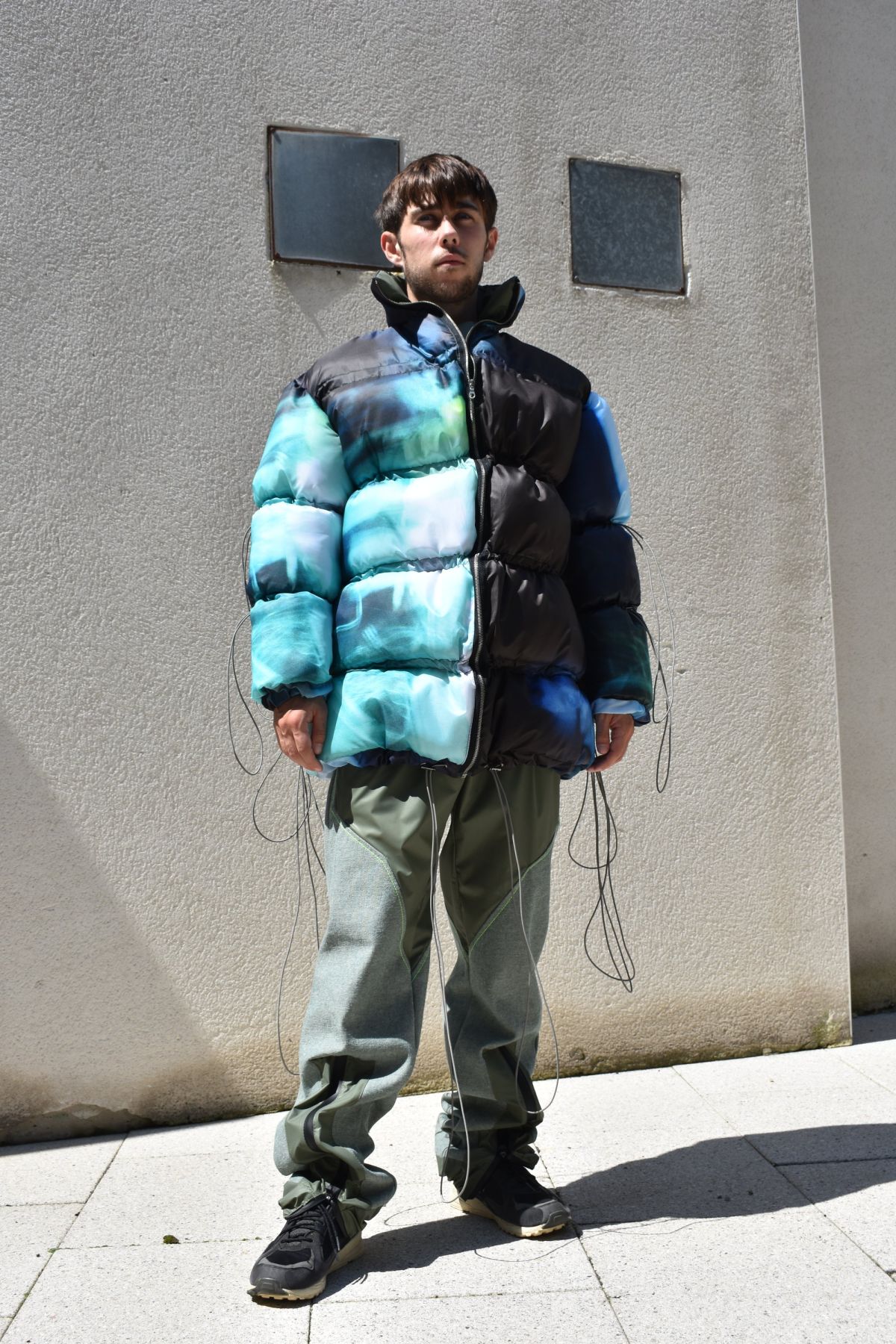 8 digitally printed ripstop puffa coat with elastic pull details.