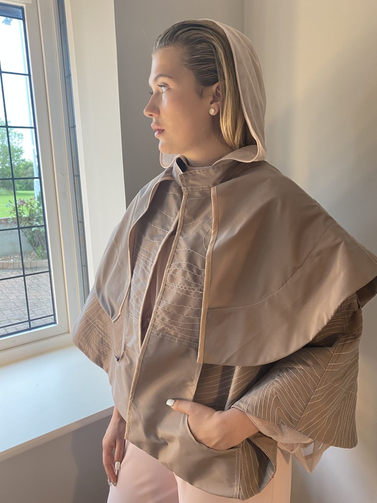 3- Exterior canopy coat with deflating jumper underneath